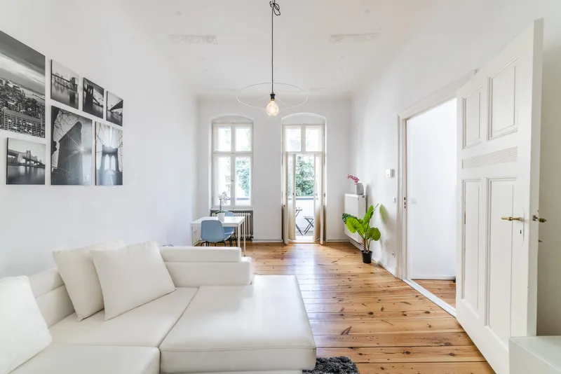 Fully Furnished, Bright, Altbau Apartment with a Balcony near the Kudam — photo 1